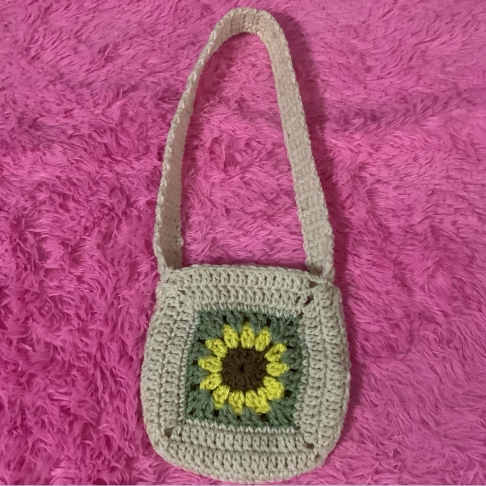 HANDCRAFTED, HAND CROCHETED LITTLE GIRLS PURSE IN OFF WHITE WITH CUTE SUNFLOWER